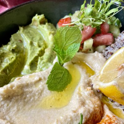 Frische Bowl mit Hummus und Avocado

